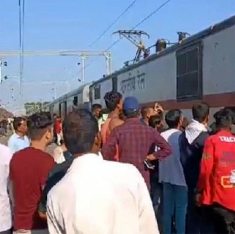 ट्रेन हादसाः पटरी से उतरी हमसफर एक्सप्रेस की 2 बोगियां, यात्रियों में मचा कोहराम, जारी किया हेल्पलाइन नंबर