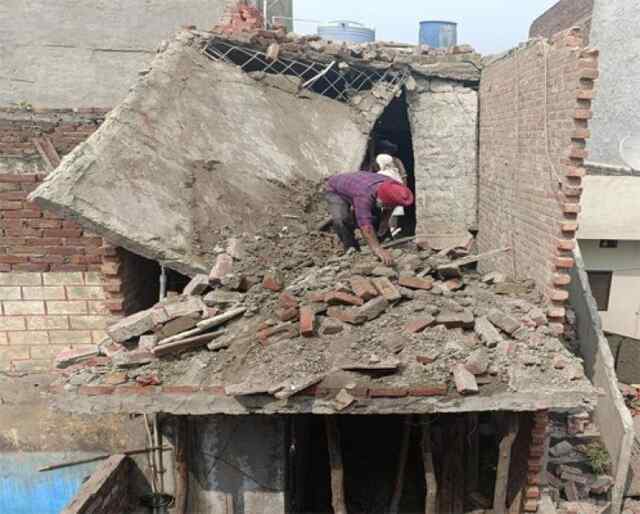 पंजाबः घर का लेंटर गिरने से बच्चे सहित 2 घायल