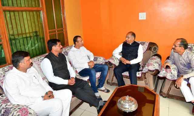 मुख्यमंत्री ने वरिष्ठ पत्रकार सुरेंद्र शर्मा के घर जाकर व्यक्त किया शोक