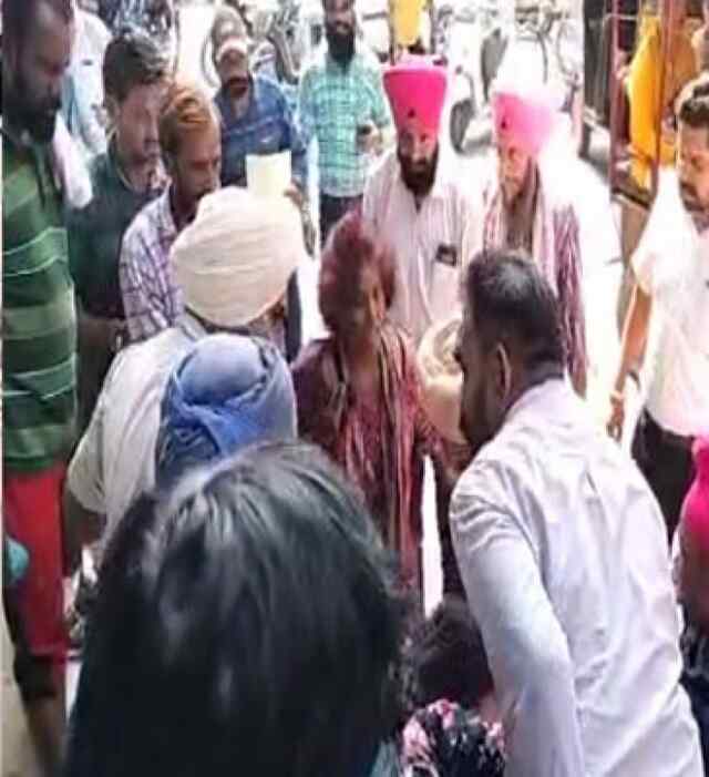 पंजाबः सड़क पर भिड़े पति-पत्नी और सास, मौके पर पहुंची पुलिस
