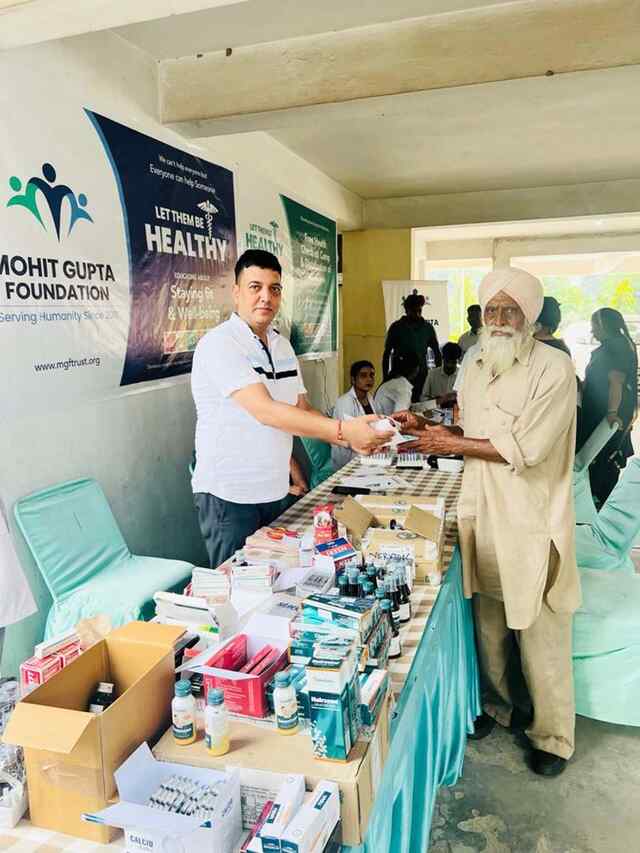 मोहित गुप्ता फाउंडेशन की ओर से झाड़माजरी में लगाया मुफ्त स्वास्थ्य जांच शिविर