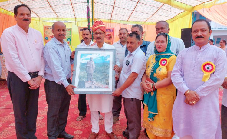 चड़तगढ़ स्कूल में मनाया वार्षिक पुरस्कार वितरण समारोह