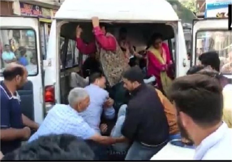 खाई में मिनी बस गिरने से 11 लोगों की मौत