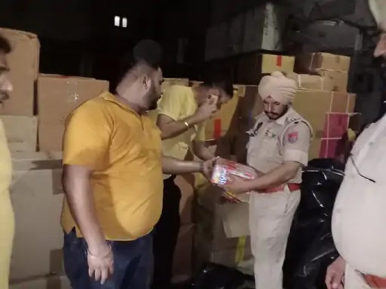 पंजाबः पुलिस ने नमक मंडी में दी दबिश, पटाखों का जखीरा किया बरामद