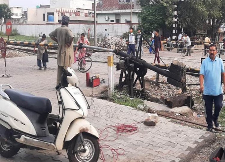 जालंधरः गुरु नानकपुरा फाटक से टकराई तेज रफ्तार स्कूल बस 