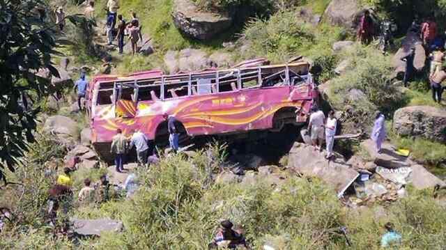 24 घंटे में दूसरा बड़ा हादसा, बस खाई में गिरी, 7 की मौत