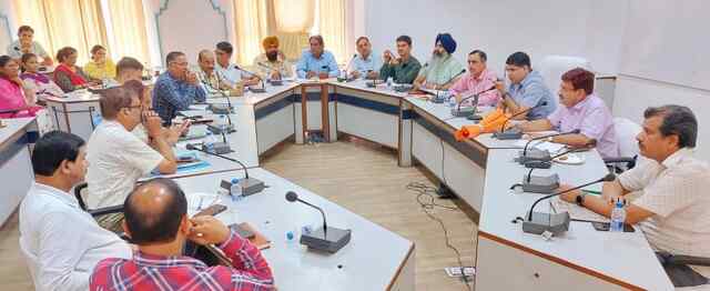 कर्मचारियों की समस्याओं के निदान में तत्परता दर्शाएं अधिकारी: डीसी