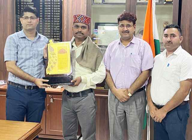 डीसी ऑफिस ऊना के कलर्क राकेश को मिला राजभाषा पुरस्कार