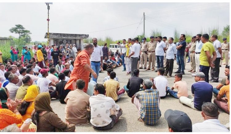छात्रा छेड़छाड़ के मामले में ग्रामीणों ने शिक्षक के पक्ष में किया प्रदर्शन