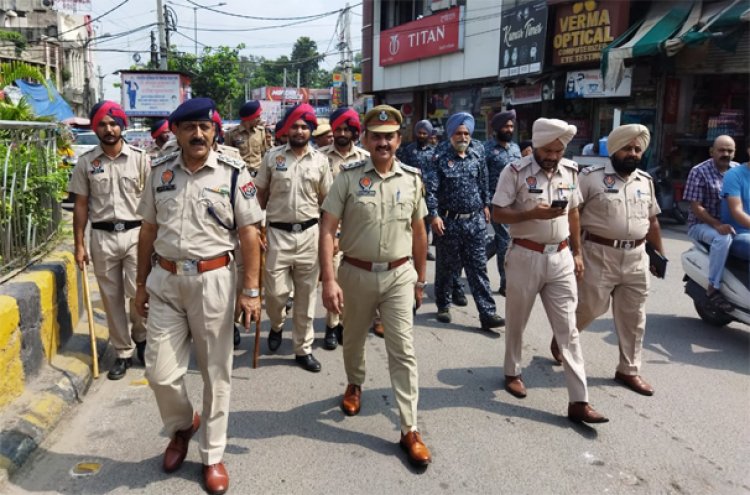 जालंधर पुलिस ने निकाला फ्लैग मार्च, शकी लोगों से की पूछताछ