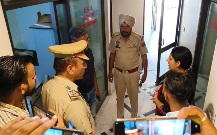 Jalandhar: Gold Medalist Dr. Munish Khurana के क्लीनिक पर सेहत विभाग की Raid