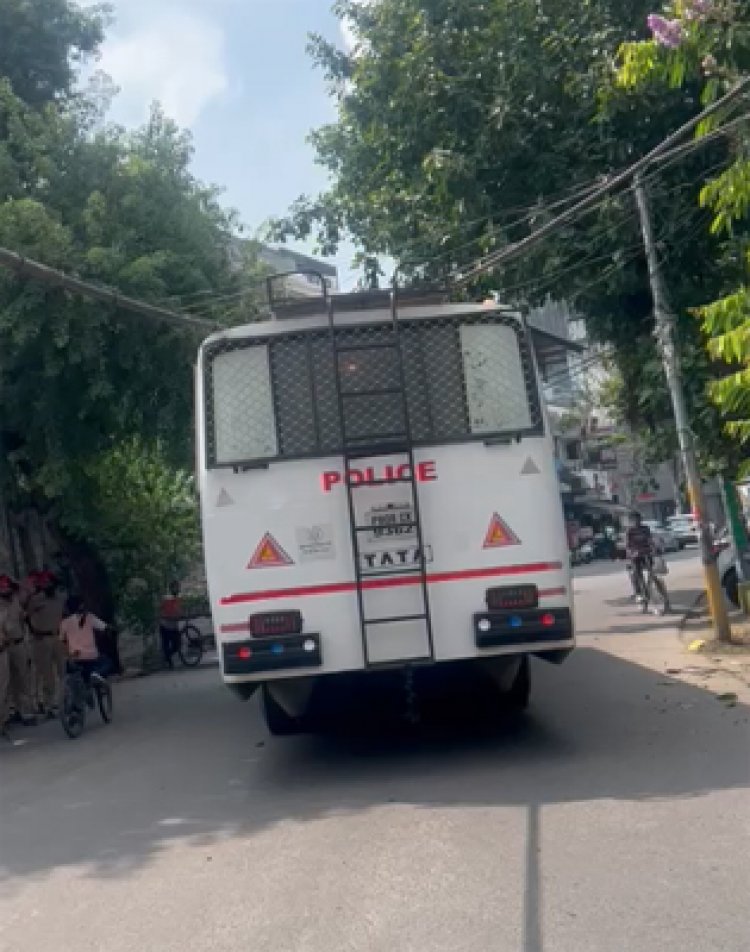 जालंधरः हाईवोल्टेज तारों में फंसी पुलिस बस, बाल-बाल बचे जवान