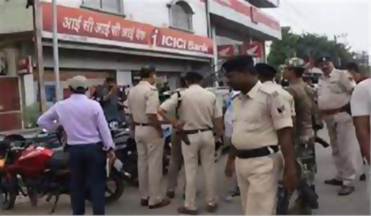 हथियारबंद लुटेरों ने ICICI बैंक में डिप्टी मैनेजर को बंधक बनाकर लूटे 15 लाख रुपए