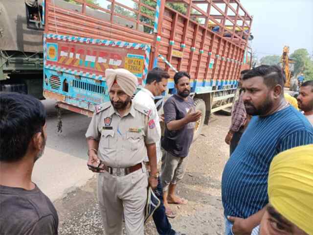 जालंधर में दिन चढ़ते ही दर्दनाक हादसाः ट्रक की चपेट में आने से बाइक सवार की मौत