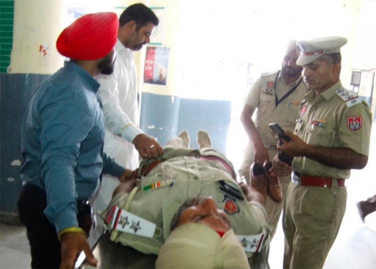 जालंधरः नाकाबंदी दौरान 3 युवकों ने पुलिस पर चढ़ाई बाइक, SI सतनाम सिंह घायल