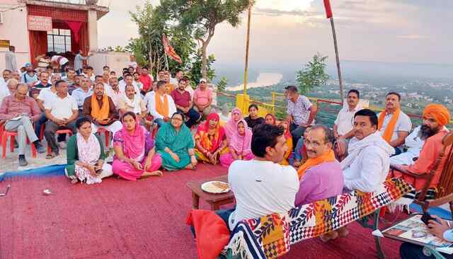 सतपाल सिंह सत्ती ने बनगढ़ में 40 लाख से निर्मित संपर्क सड़क का किया लोकार्पण