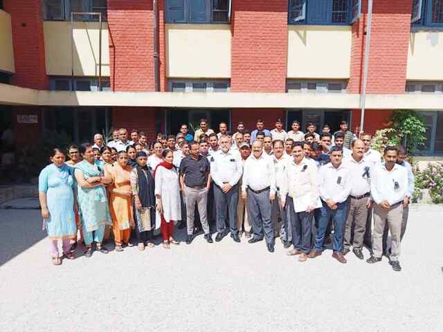 प्रदेश न्यायिक कर्मचारी संघ ने काले बिल्ले लगाकर जताया रोष