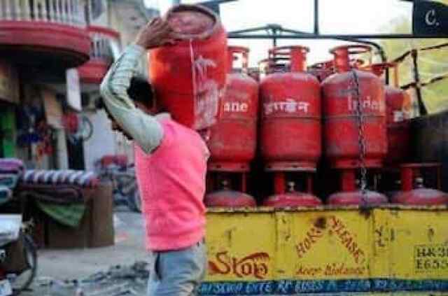 साल के पहले ही दिन मिली राहत, LPG सिलेंडर के दाम घटे