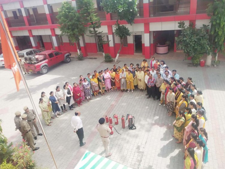डीएवी सेनेटरी पब्लिक स्कूल में अग्निशमन अधिकारियों ने दी आग बुझाने की जानकारी
