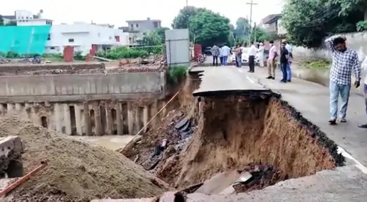 पंजाबः विधायक कुंवर के घर जाने वाली सड़क ढही, आसपास घरों की हिलीं नींव, देखें वीडियो