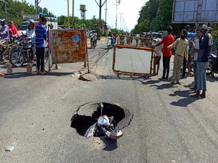 देखते-ही-देखते चलती स्कूटी सहित सड़क में समाया बुजुर्ग