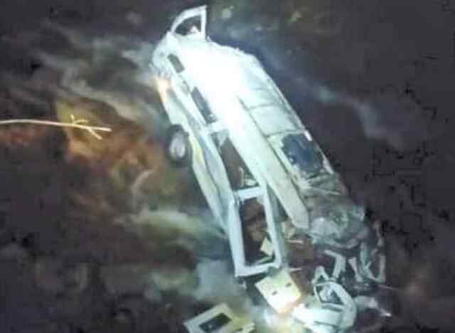 टैंपो ट्रैवलर गहरी खाई में गिरी, 7 पर्यटकों की मौत, 10 घायल