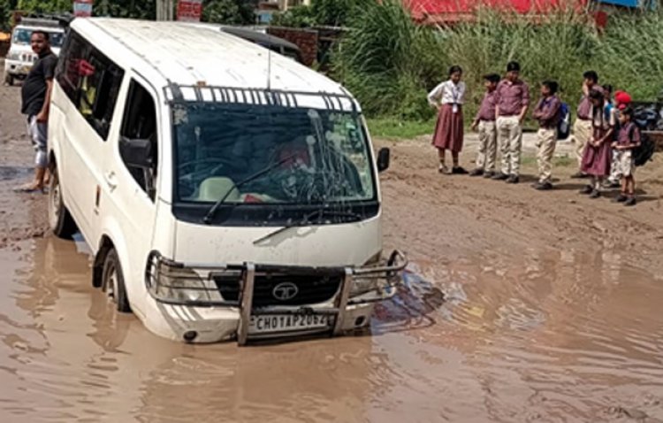 पंजाबः हादसे का शिकार होने से बची बच्चों से भरी स्कूल वेन