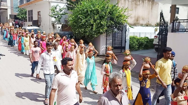 नवरात्रो में बददी की सब्जी मंडी में की माता की मूर्ति विराजमान
