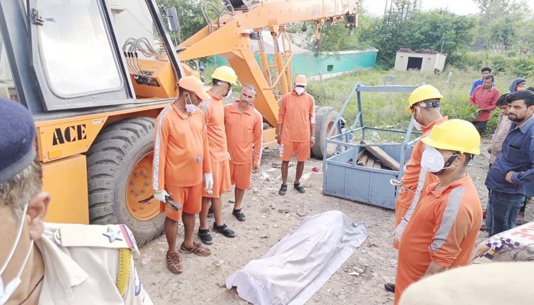 पुलिस व एनडीआरएफ की टीम ने बड़ी मशक्त के बाद निकाला सुरक्षा कर्मी का शव