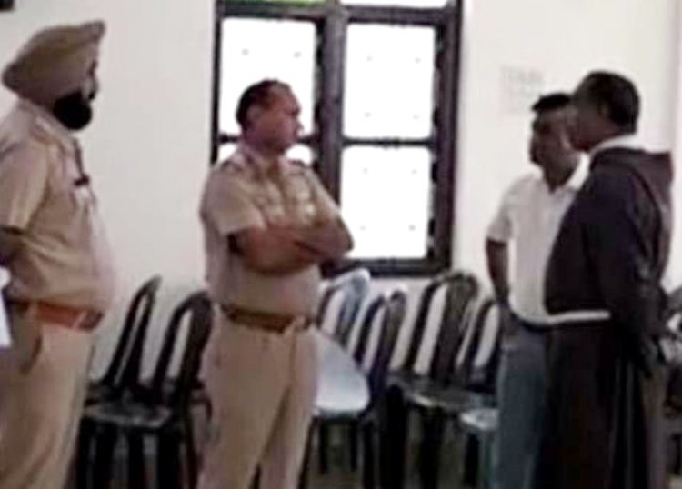 जालंधरः शरारती अनसरों ने कैथोलिक चर्च में की तोड़फोड़, ईसाही भाईचारे रोष