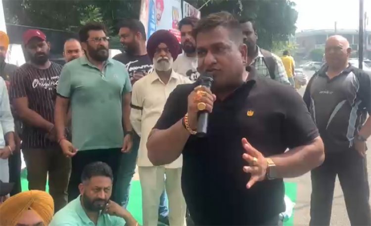 जालंधरः मॉडल टाउन में दुकानदारों ने दुकाने बंद कर किया प्रदर्शन, जाने मामला