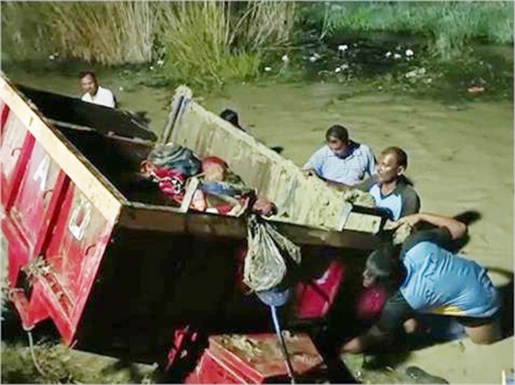 श्रद्धालुओं से भरी ट्रैक्टर ट्राली पलटी, 26 लोगों की मौत