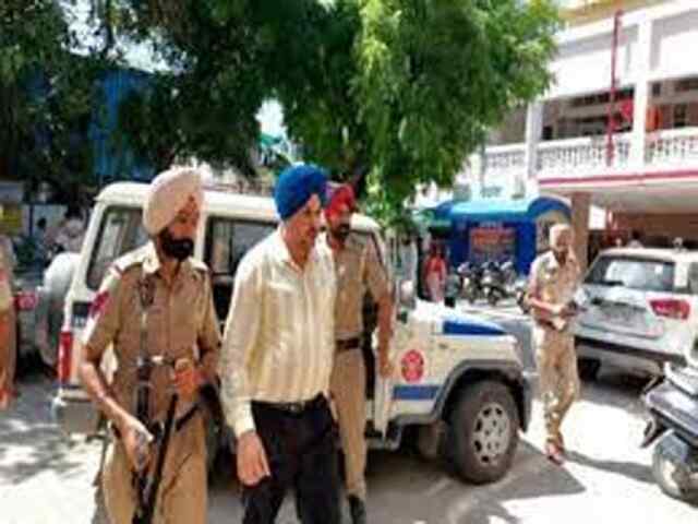 पंजाब: CIA के पूर्व इंचार्ज के घर से अवैध पिस्तौलें बरामद