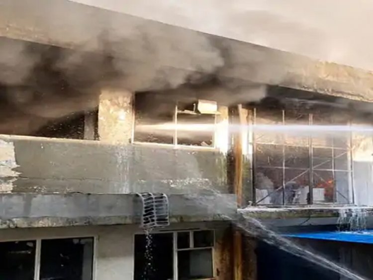 दवा फैक्ट्री में लगी आग, लाखों रुपये का नुकसान, भगदड़ में 2 कर्मचारी घायल