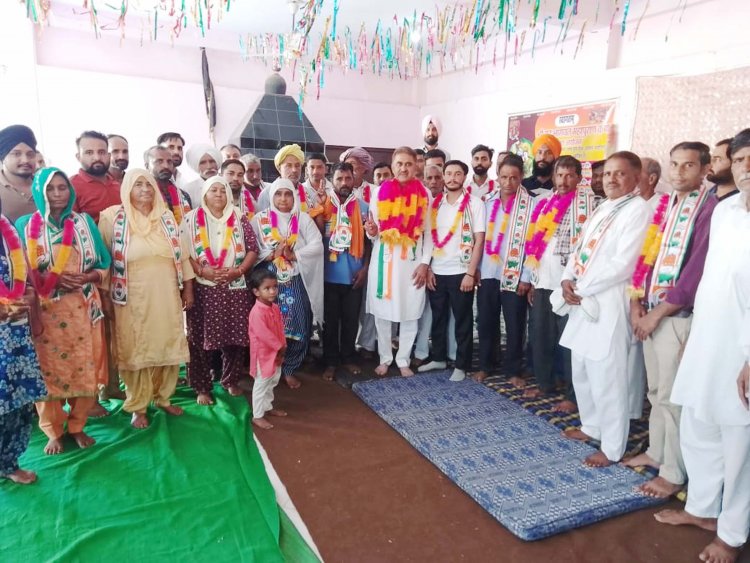मलकू माजरा के एक दर्जन से अधिक परिवार कांग्रेस में शामिल