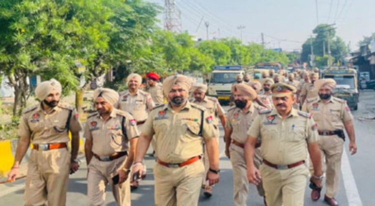 जालंधरः पुलिस ने निकाला फ्लैग मार्च, 200 जगहों पर लगाए नाके
