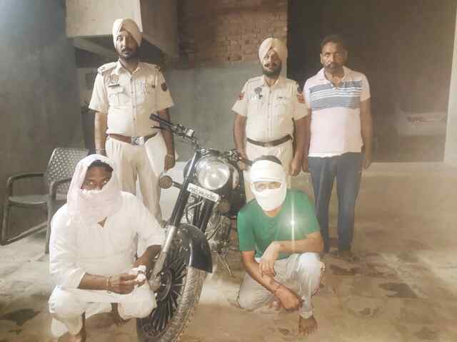 खेल शिक्षक और उसके साथी को हेरोइन समेत पुलिस ने किया गिरफ्तार