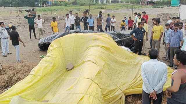 आंधी से गिरा रावण का पुतला, कलाकार गंभीर घायल