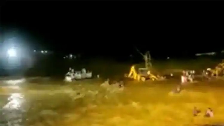 दर्दनाक हादसाः दुर्गा विसर्जन के दौरान नदी में आई बाढ़, डूबने से 7 की मौत, कई लापता