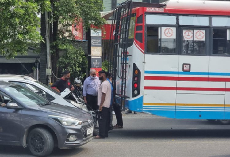 जालंधरः बस और कार की टक्कर में बाल-बाल बच्चे यात्री