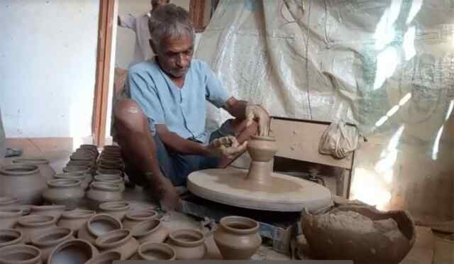 करवाचौथ करीब, चाक की चाल हुई दुगुनी, दिन रात मिट्टी के करवों के निर्माण में जुटे कुम्हार