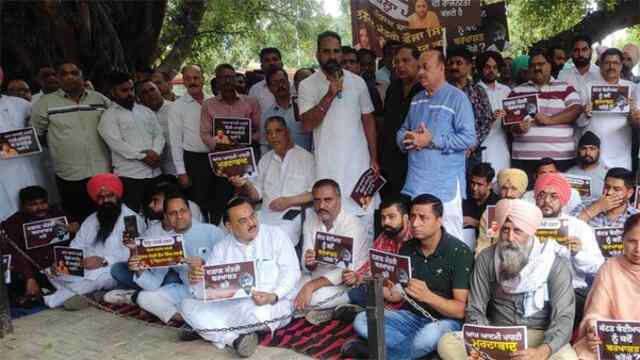 पंजाबः मंत्री फौजा सरारी की बर्खास्तगी को लेकर सरकार के खिलाफ कांग्रेस का प्रदर्शन