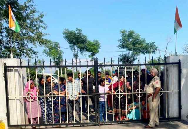 Jalandhar: विवादों में आया Dips School, प्रबंधकों ने पिता-पुत्र की जमकर की पिटाई, भारी हंगामा, जाने मामला