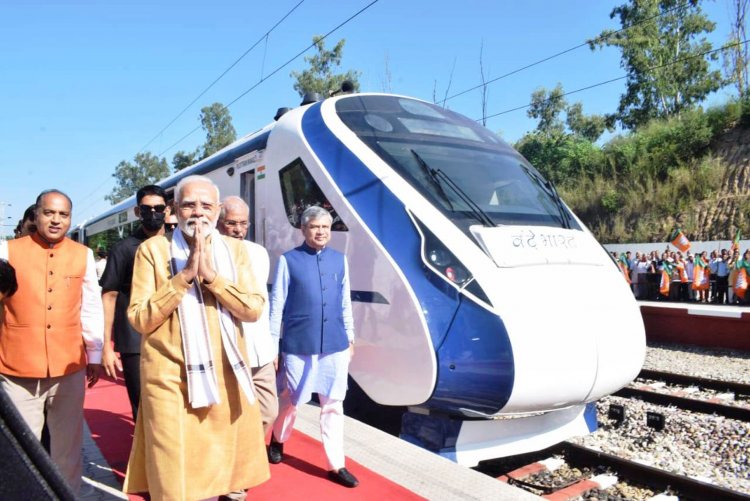 प्रधानमंत्री ने बल्क ड्रग पार्क का शिलान्यास और आईआईआईटी का उदघाटन किया, वंदे भारत एक्सप्रेस को हरी झंडी दिखाई