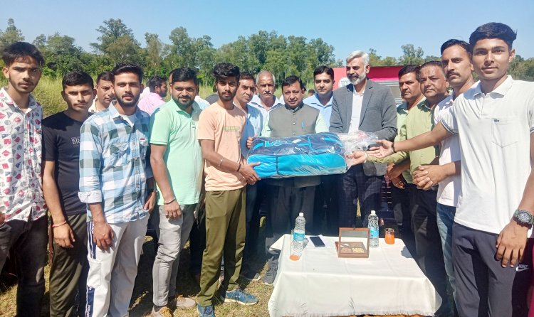 ग्रामीण विकास एवं पंचायती राज मंत्री वीरेंद्र कंवर ने बांटे मेधावियों को टेबलेटस