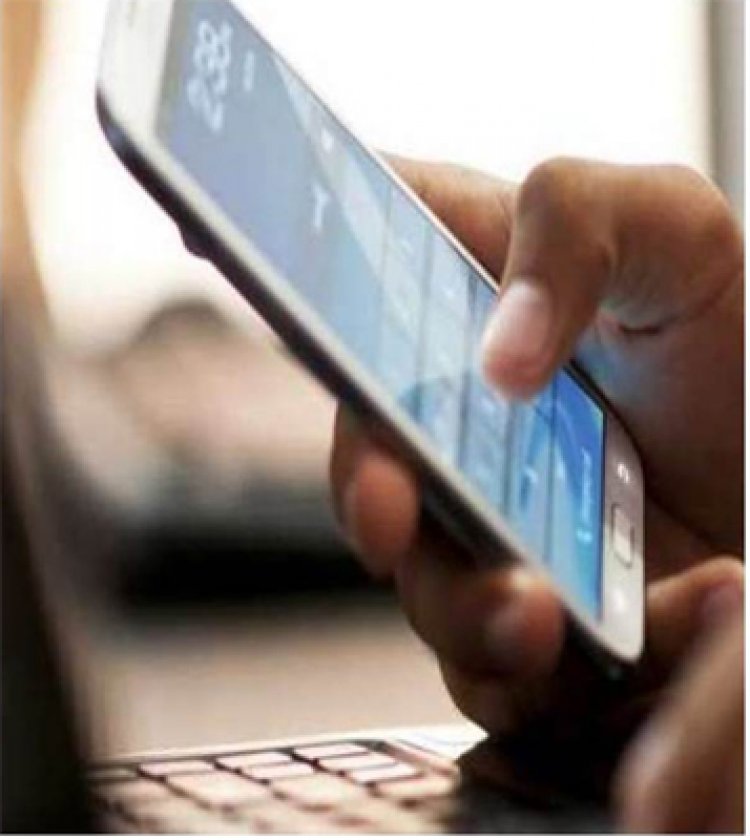 बड़ी ख़बरः अस्पतालों में कांट्रैक्ट कर्मियों के Mobile इस्तेमाल पर लगेगी रोक