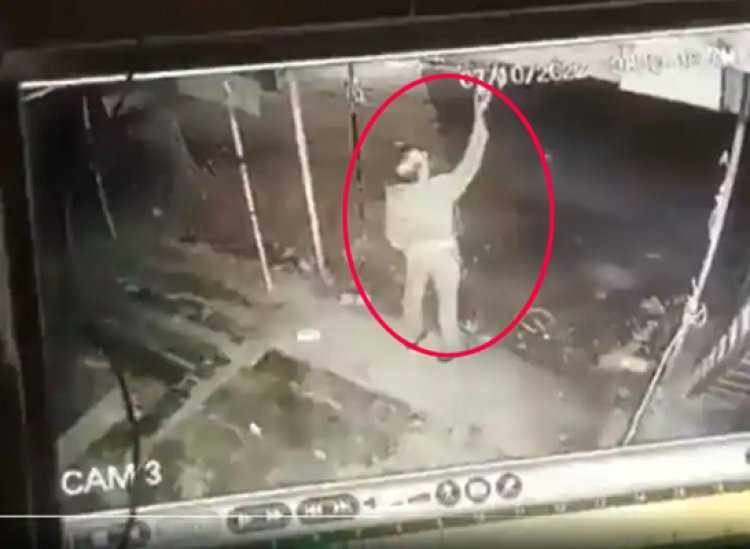 बल्ब चुराते Inspector की वीडियो वायरल, SSP ने किया सस्पेंड, देखें वीडियो