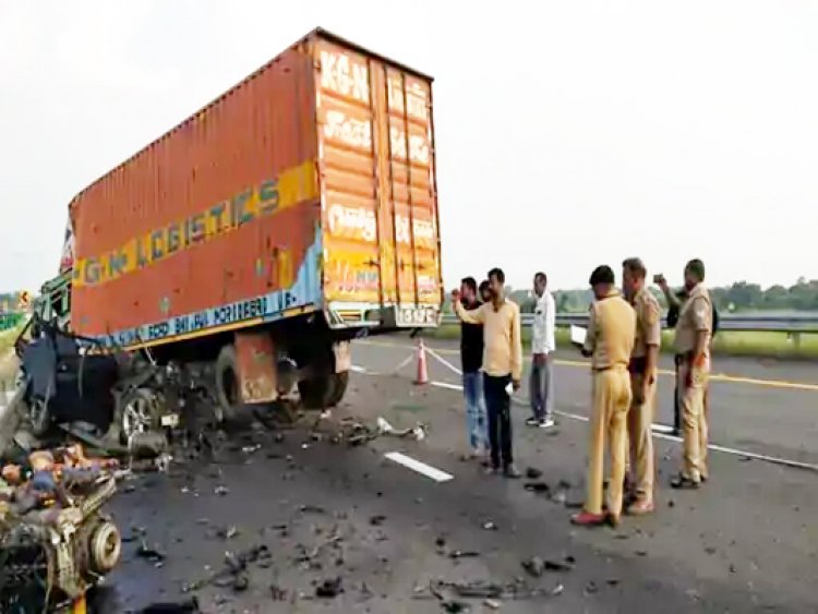 दर्दनाक हादसाः 230 की रफ्तार से कंटेनर से टकराई BMW, चार की मौत, देखें वीडियो
