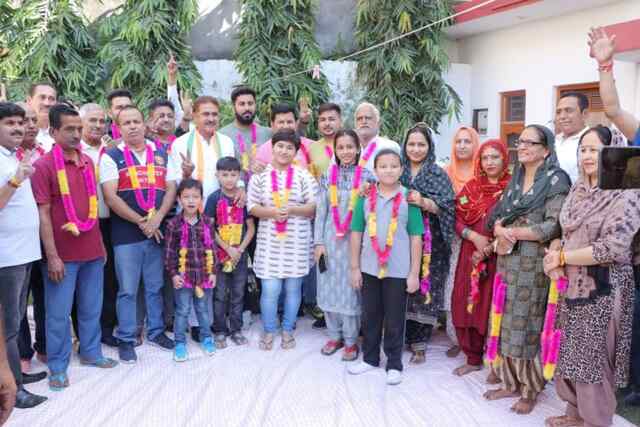 दंगल गर्ल खुशी के पिता बेअंत ठाकुर ने थामा हाथ