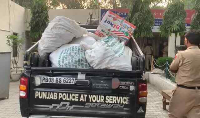 जालंधरः पुलिस ने बल्टर्न पार्क में भारी मात्रा में पटाखे किए बरामद, लाइसेंस धारक पर पर्चा दर्ज
